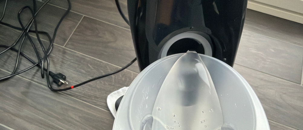 Wasser wird in den Vileda Steam Plus gegeben