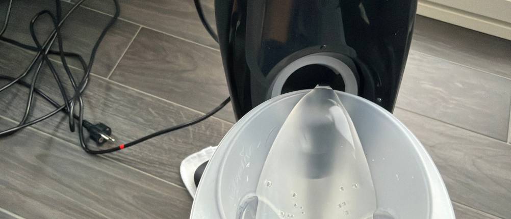 Wasser wird in den Vileda Steam Plus gegeben