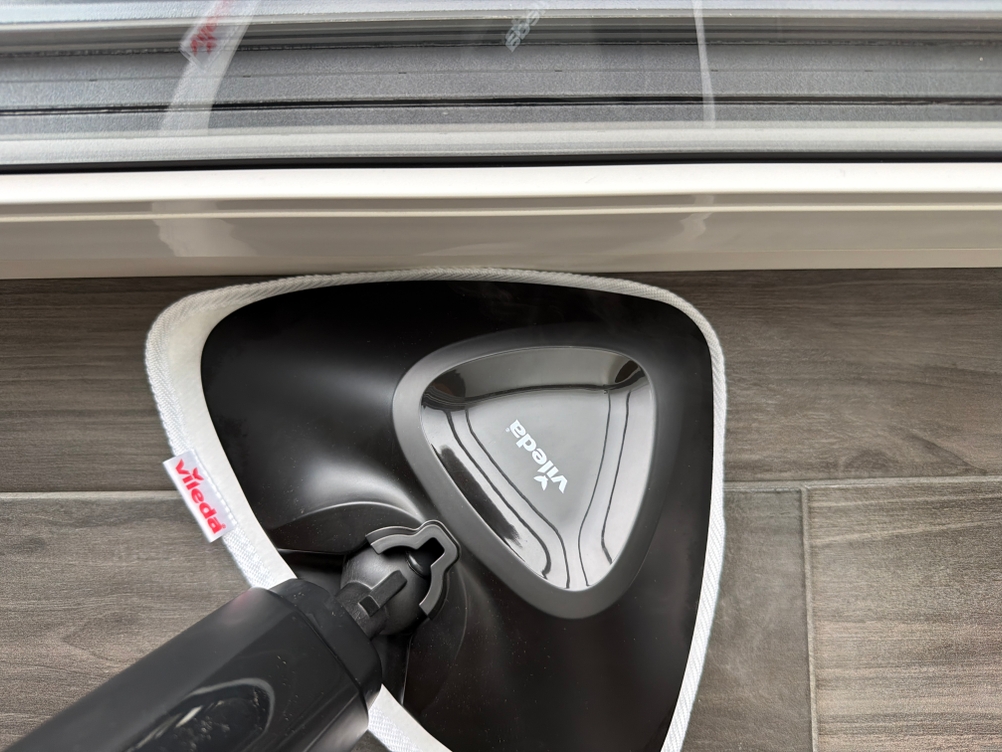 Mit einem dreieckigen Aufsatz vom Vileda Steam Plus wird eine Kante gereinigt