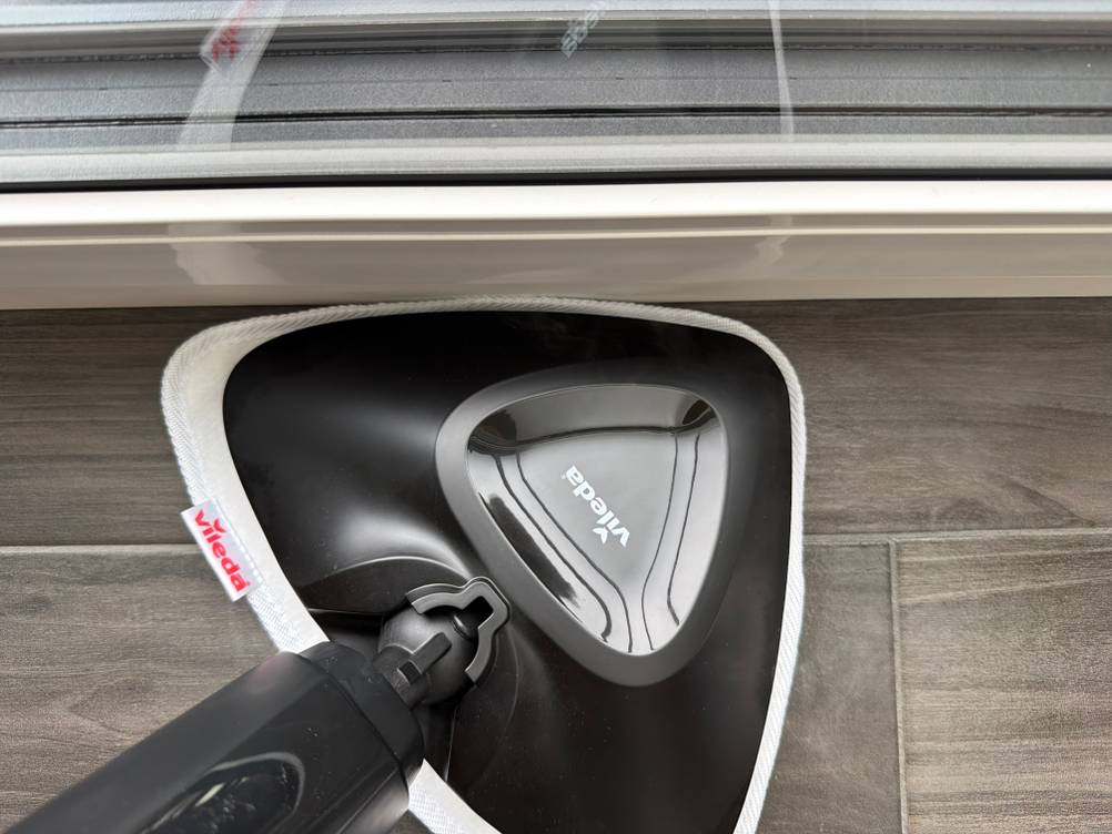 Mit einem dreieckigen Aufsatz vom Vileda Steam Plus wird eine Kante gereinigt