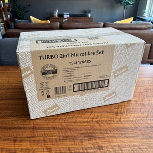 Der Karton des Vileda-Turbo-Komplett-Bodenwischers steht auf einem Tisch.