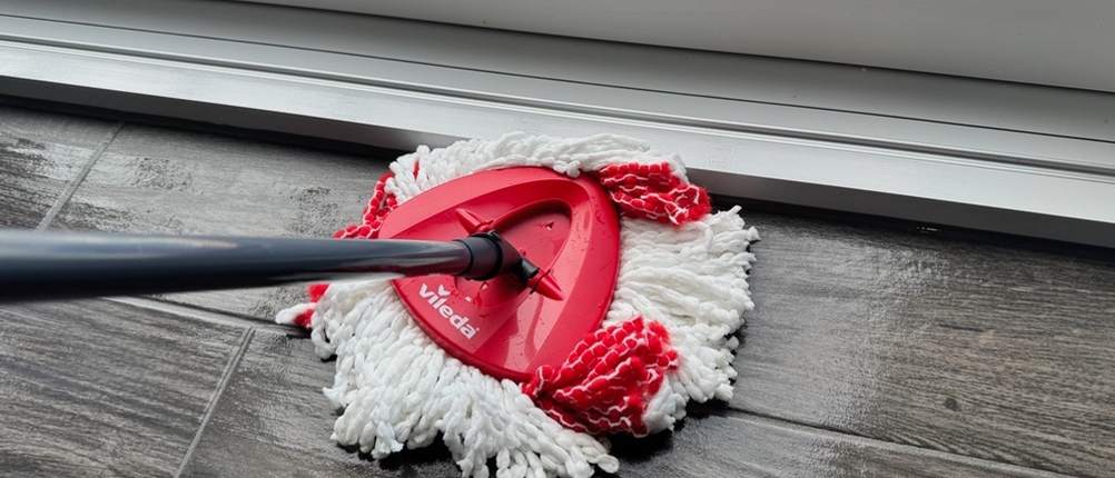Der Mopp des Vileda-Turbo-Komplett-Bodenwischers beim Reinigen einer Kante.