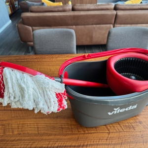 Der Vileda-Turbo-Komplett-Bodenwischer steht auf einem Tisch.