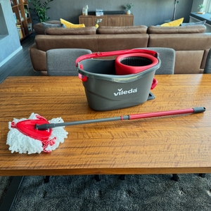 Der Behälter und der halb ausgefahrene Mopp des Vileda-Turbo-Komplett-Bodenwischers.