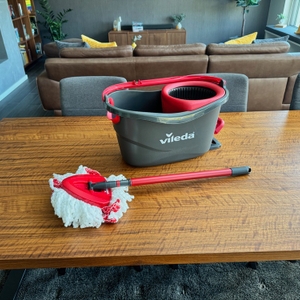 Der Behälter und der eingefahrene Mopp des Vileda-Turbo-Komplett-Bodenwischers.