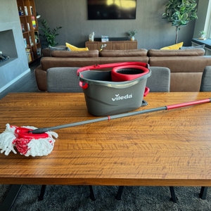 Der Behälter und der komplett ausgefahrene Mopp des Vileda-Turbo-Komplett-Bodenwischers auf einem Tisch.