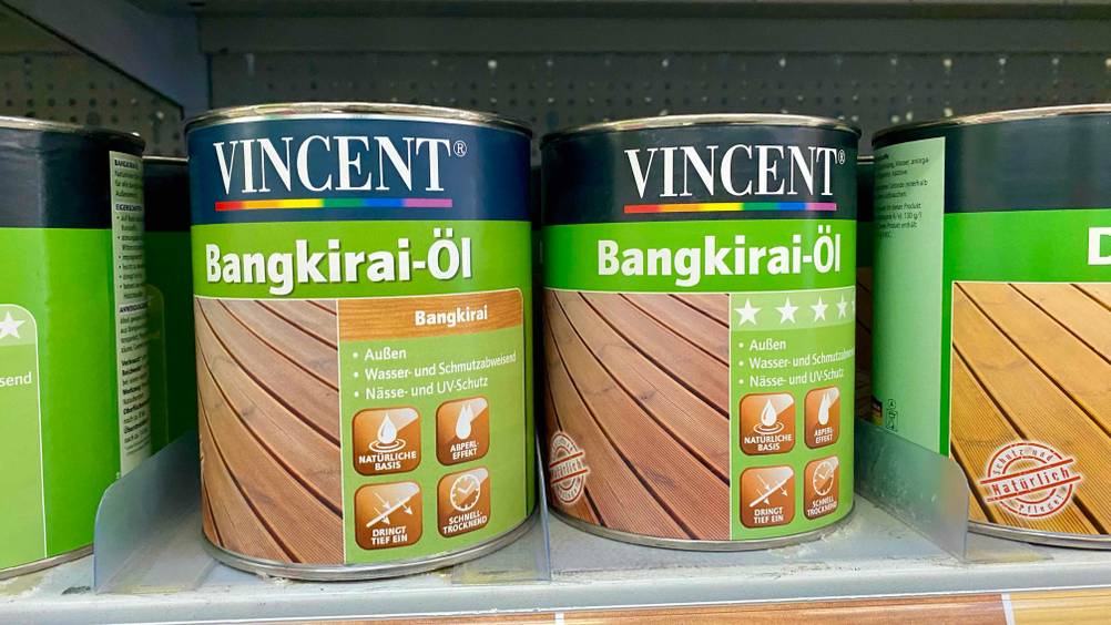 Im Test: Mehrere Dosen Bangkirai-Öl nebeneinander in einem Regal.