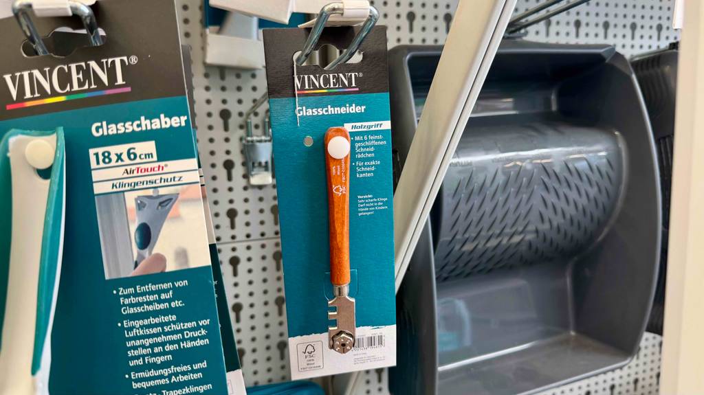 Ein Glasschneider hängt zum testen in einem Hängeregal zwischen anderen Produkten.