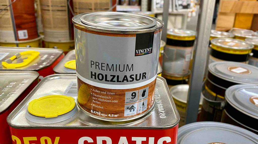 Eine Dose Holzlasur im Test von Vincent für außen und innen befindet sich in einem Verkaufsbereich für Farben.
