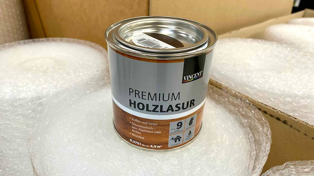 Eine Dose mit Premium Holzlasur im Test der Marke Vincent steht auf einer Rolle Luftpolsterfolie.