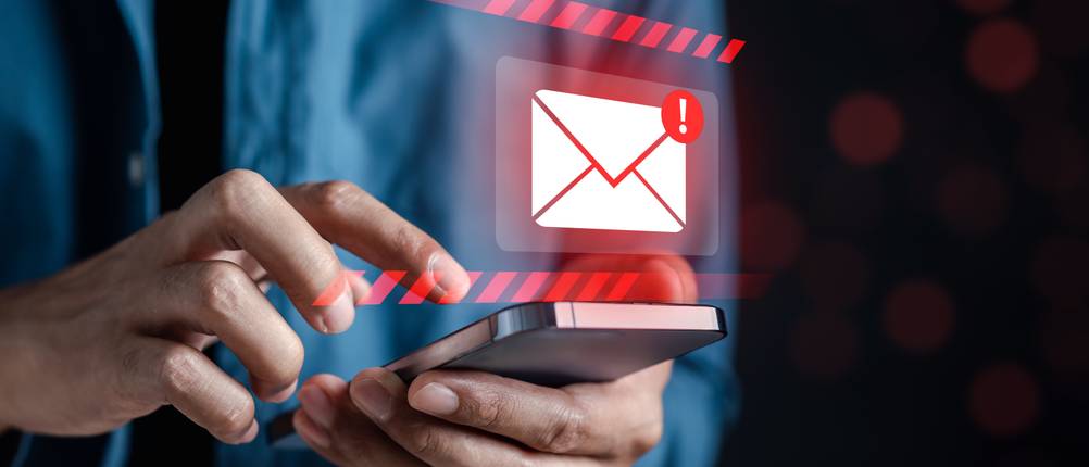 Virenscanner im Test: Jemand tippt auf einem Smartphone, darüber schwebt ein virtuelles E-Mail-Icon.