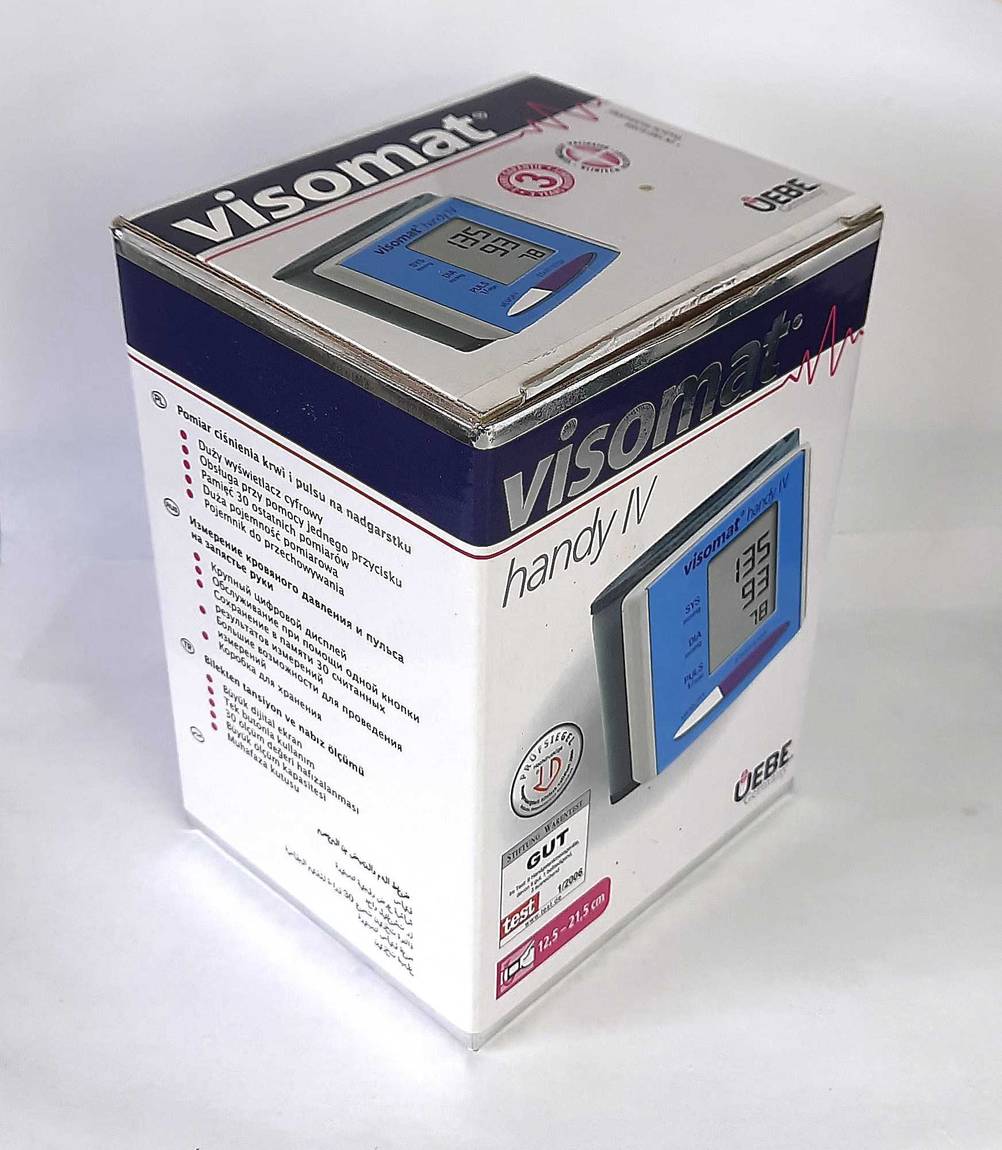 Die Originalverpackung des getesteten Visomat-Blutdruckmessgerätes leicht von der Seite.