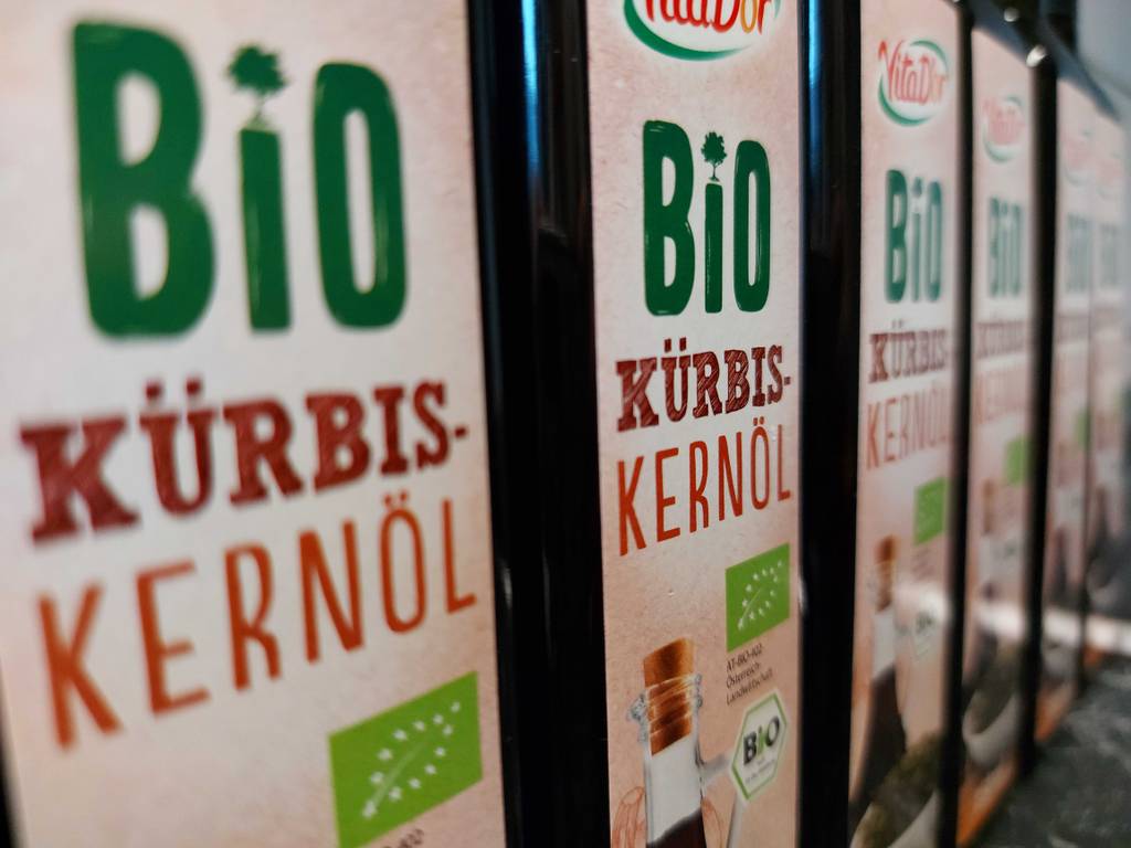 Nahaufnahme mehrerer Flaschen mit Vita Bio-Kürbiskernöl im Test.