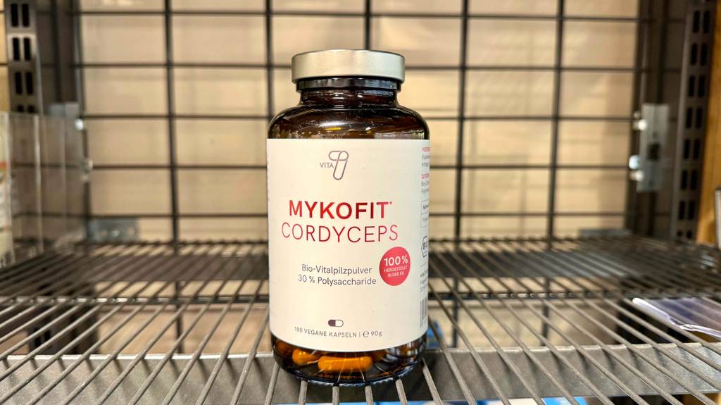 Cordyceps-Test: Eine braune Glasdose mit 180 veganen Kapseln steht in einem Einkaufsregal.