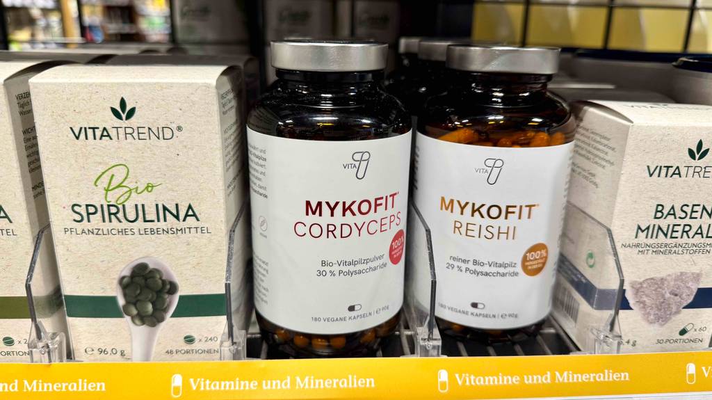 Getestet: Cordyceps in der braunen Glasdose mit 180 veganen Kapseln stehen neben weiteren Nahrungsergänzungsmitteln in einem Einkaufsregal.
