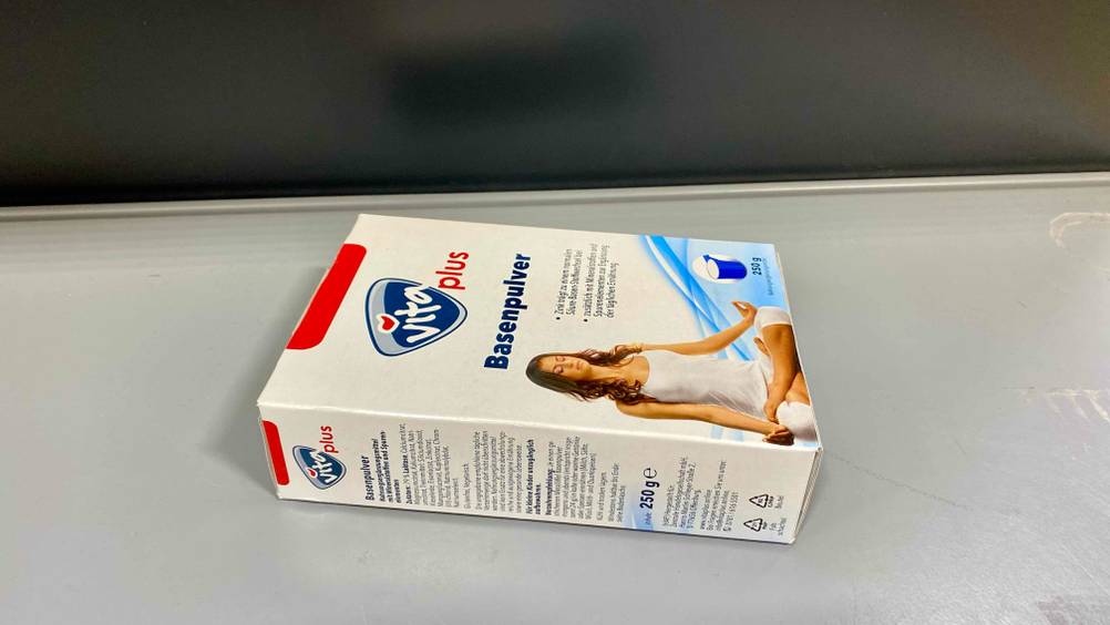 Im Test: Eine Packung Basenpulver von der Seite auf einer hellen Oberfläche.