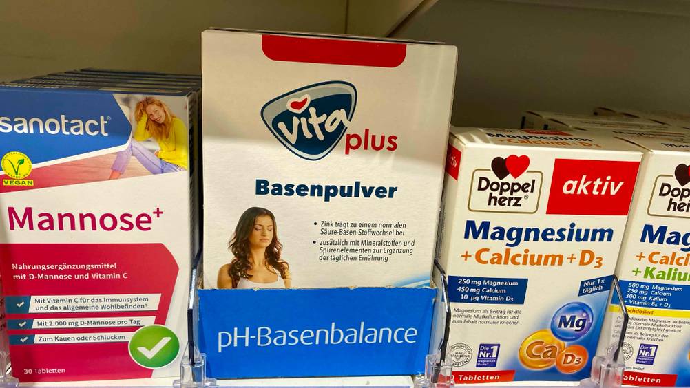 Basenpulver-Test: Eine Packung steht neben anderen Produkten in einem Verkaufsregal.