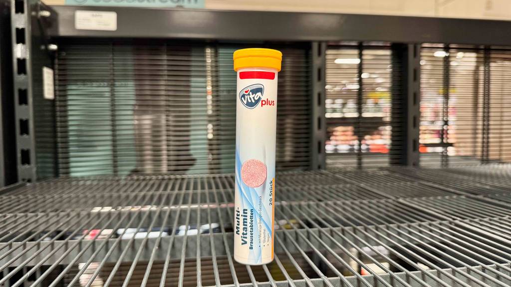 Eine Dose mit Multivitamin-Brausetabletten im Test steht auf einem Regal im Drogeriemarkt.
