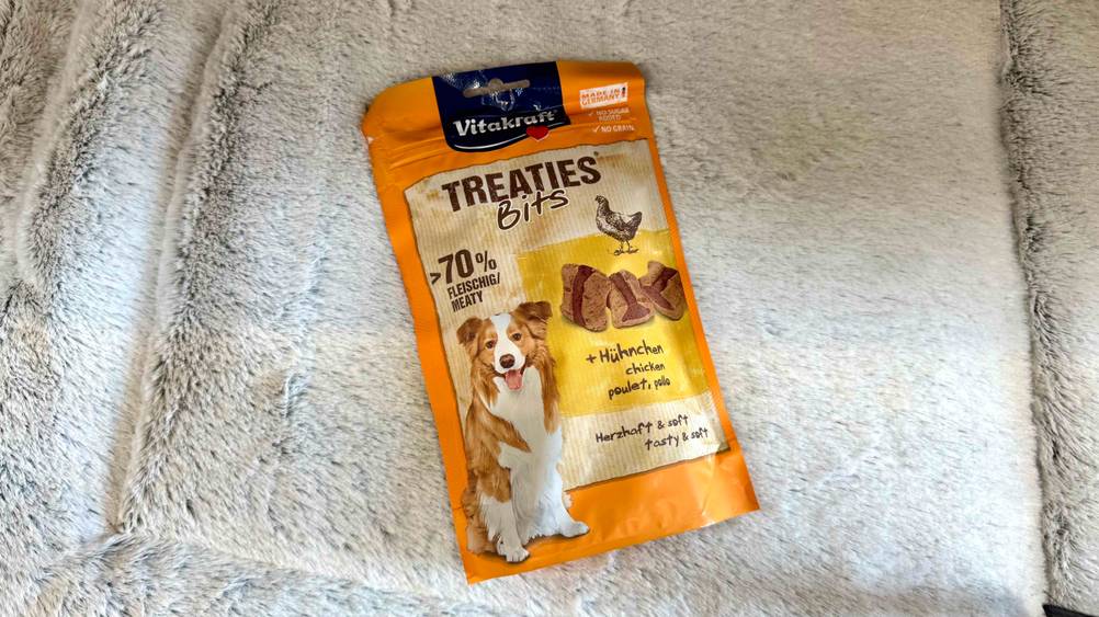 Das getestete Vitakraft-Hundefutter auf einem hellen Fell.