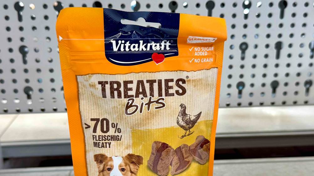 Vitakraft-Hundefutter getestet: Nahaufnahme der Verpackung mit Logo und Artikelbezeichnung.