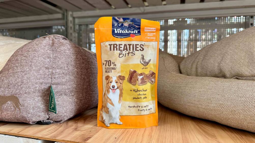 Auf einem Regal vor Hundezubehör steht eine Packung des Vitakraft-Hundefutter im Test.