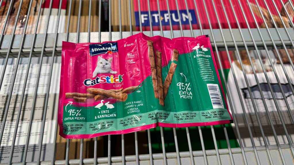 Katzensticks der Sorte Ente und Kaninchen liegen zum testen auf einem Gitterregal.