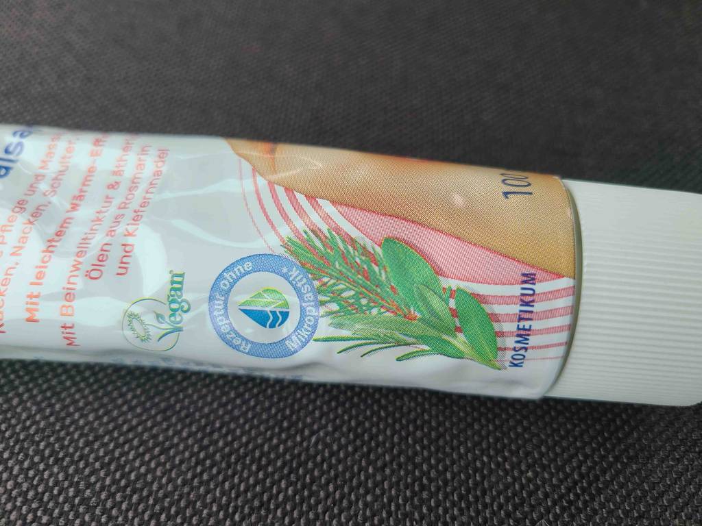 Nahaufnahme der 100-ml-Tube mit veganer Wärmesalbe im Test.