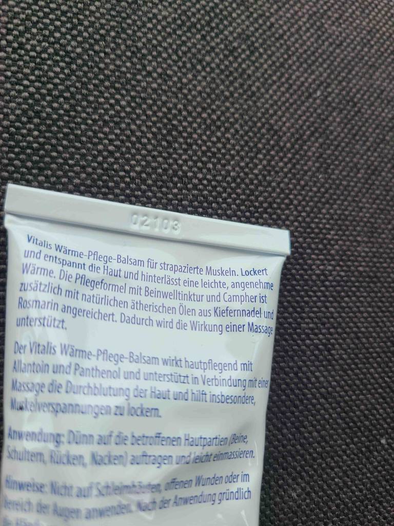 Die Wärmesalbe im Test in einer weißen Tube: Im Fokus liegt die darauf gedruckte Produktinformation.
