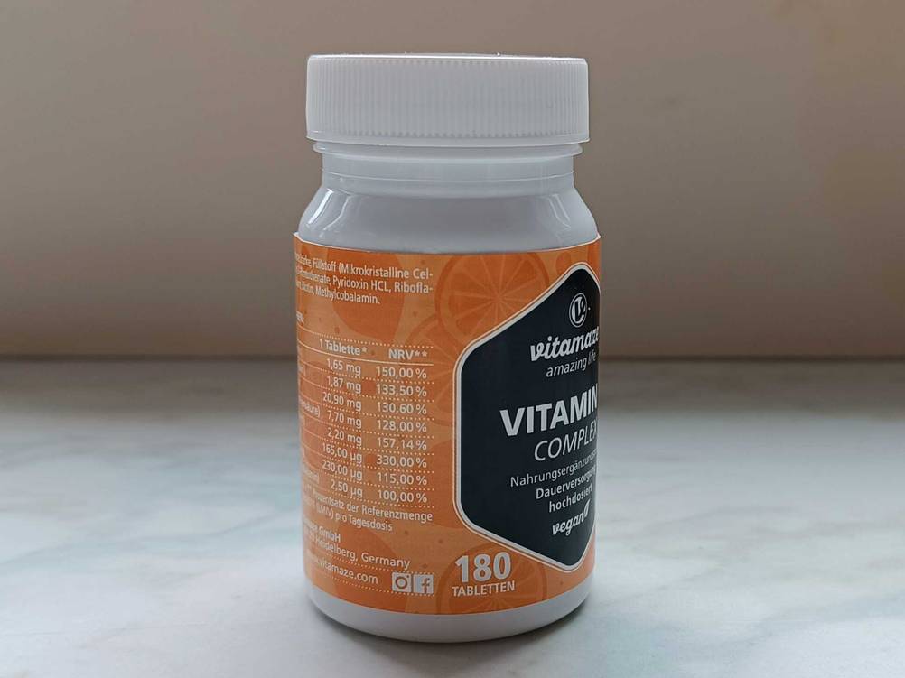 Seitenansicht einer Dose des Vitamin-B-Komplex im Test mit Angaben über den Inhalt.