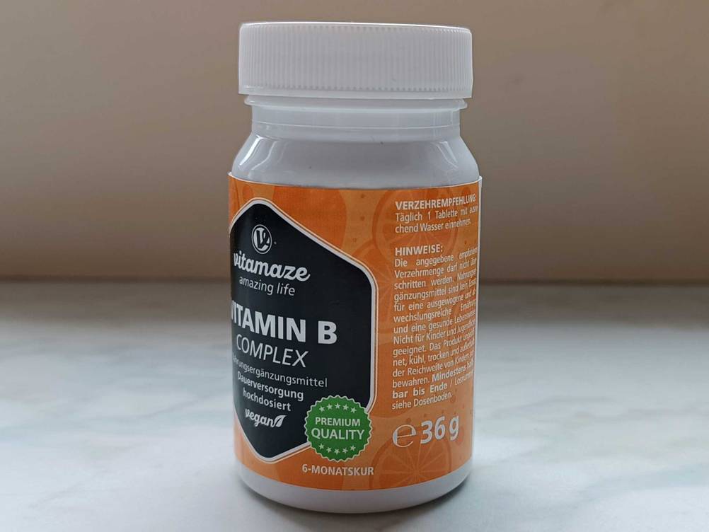 Vitamin-B-Komplex getestet: Nahaufnahme des Labels einer Dose mit Verzehrempfehlung.