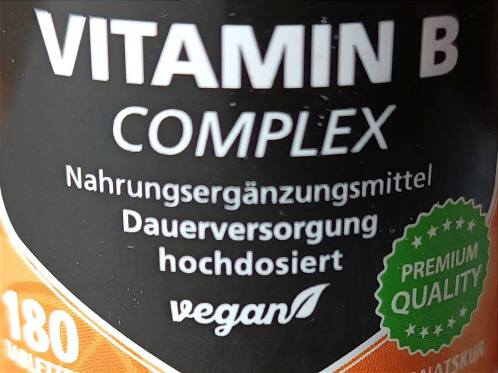 Nahaufnahme des Labels auf der Dose des getesteten Vitamin-B-Komplex mit Informationen.