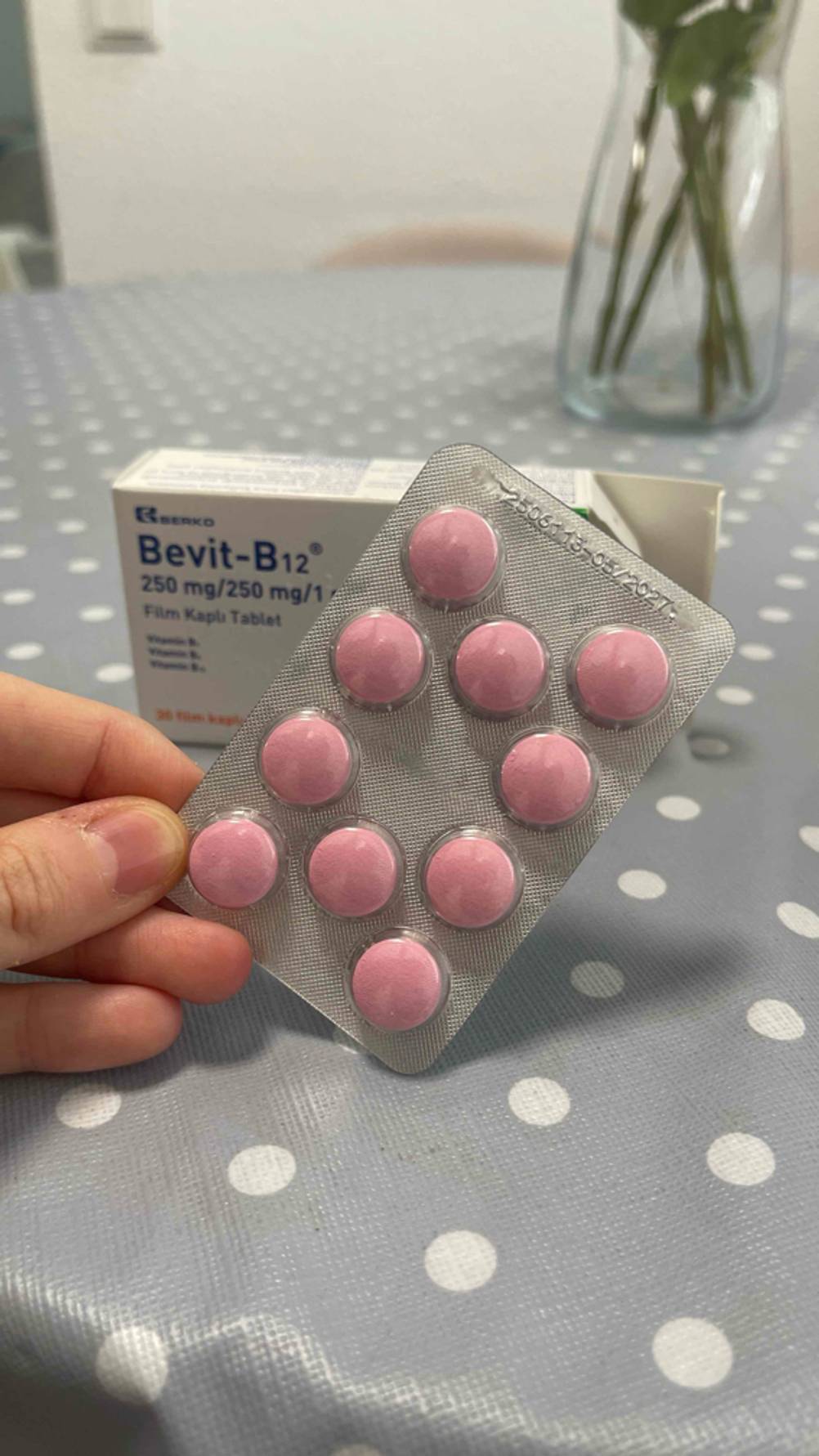 Vitamin B1-Test: Nahaufnahme des Tabettenblisters, im Hintergrund die Verpackung.