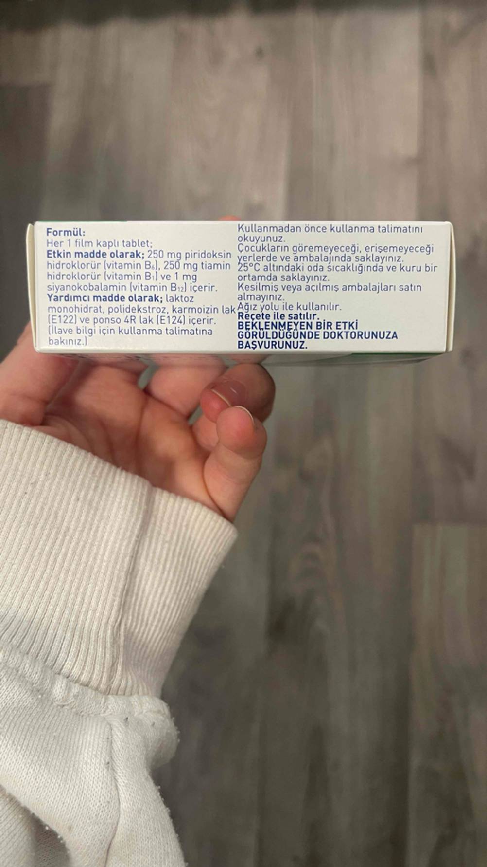 Vitamin B1 im Test: Seitenansicht der Verpackung mit Informationen.