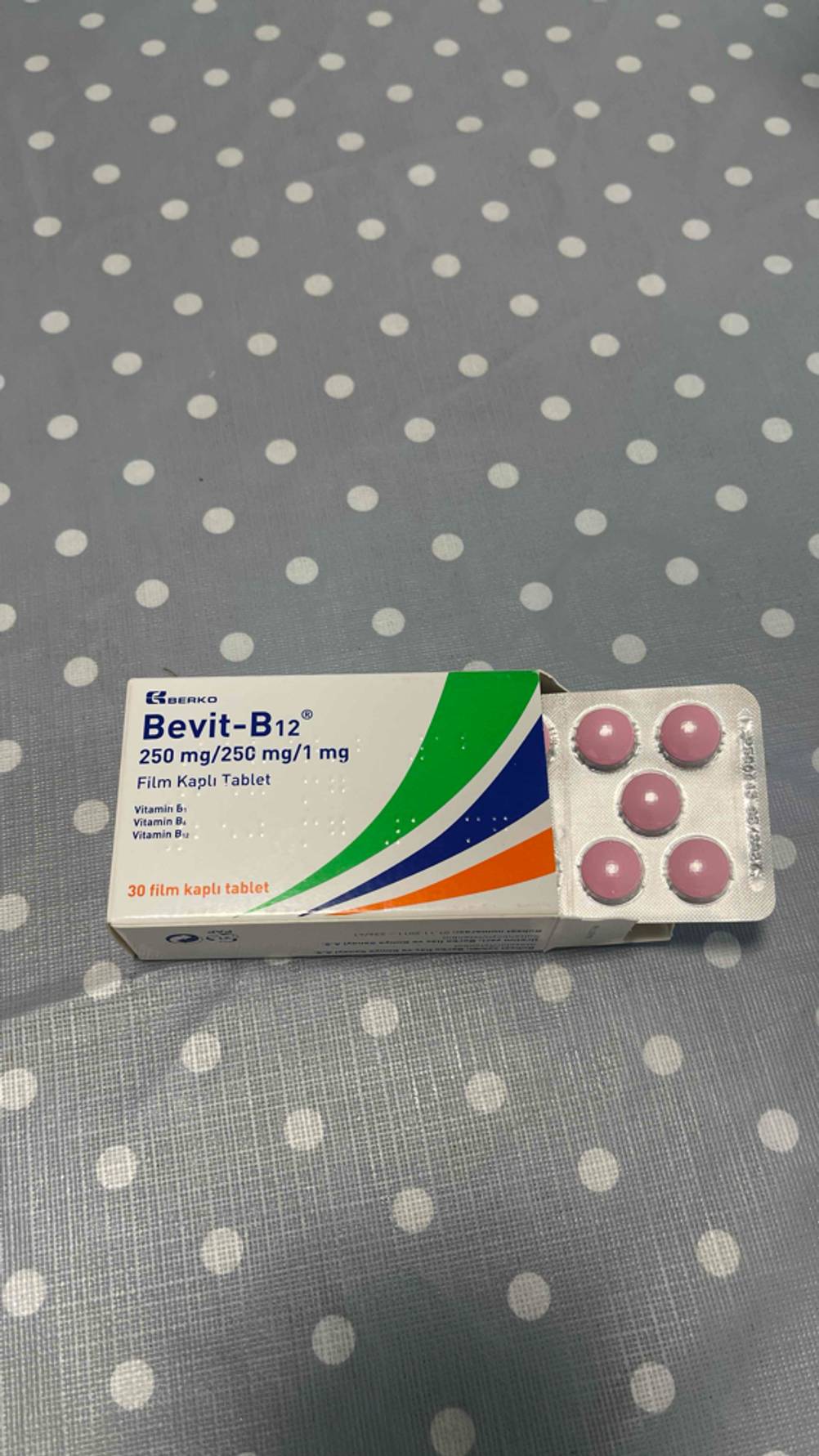 Eine geöffnete Verpackung des Vitamin B1 im Test mit herausgezogenem Tablettenblister.