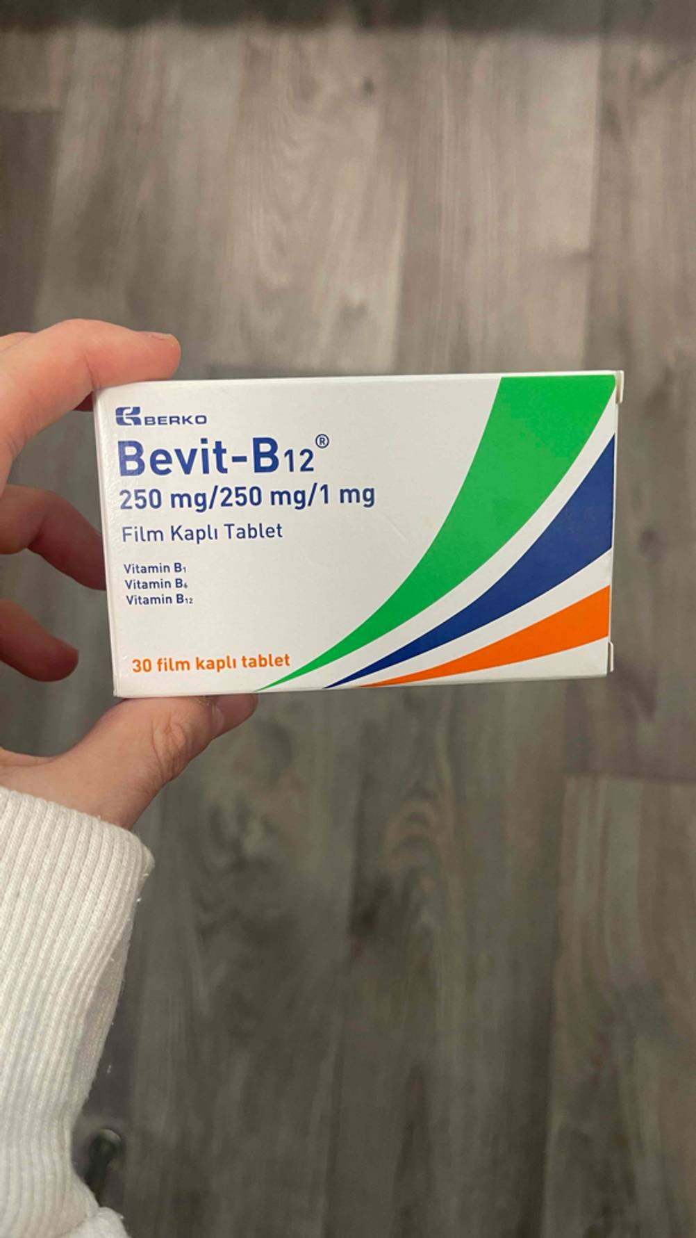 Getestet: Eine Packung des Vitamin B1 von einer Hand gehalten.