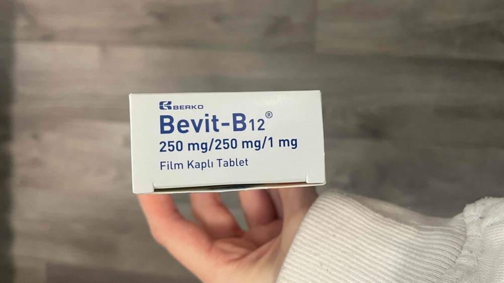 Eine Hand hält die Packung des getesteten Vitamin B1 mit Logo und Artikelbezeichnung.
