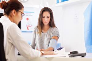 Vitamin-B12-Spray-Test: Eine Frau macht eine ärztliche Kontrolle. 