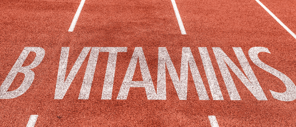 Vitamin-b12-spray-test: Aufschrift B-Vitamine auf einem Sandplatz. 
