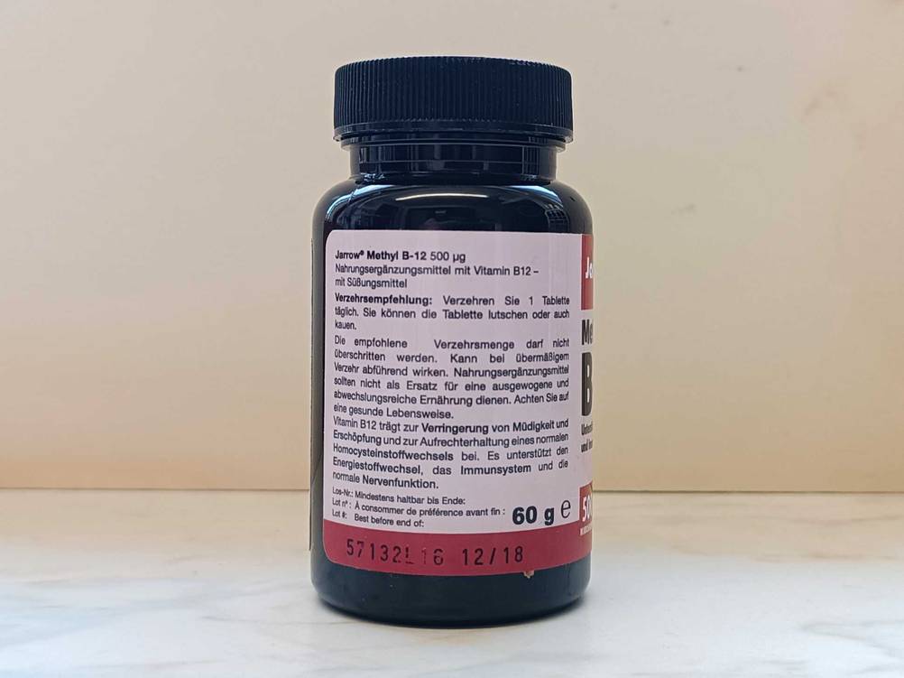 Seitenansicht einer Dose der getesteten Vitamin-B12-Tabletten mit Verzehrempfehlung.