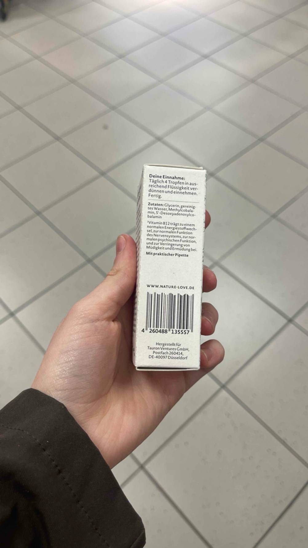 Vitamin-B12-Tropfen-Test: Seitenansicht der Verpackung mit Informationen.