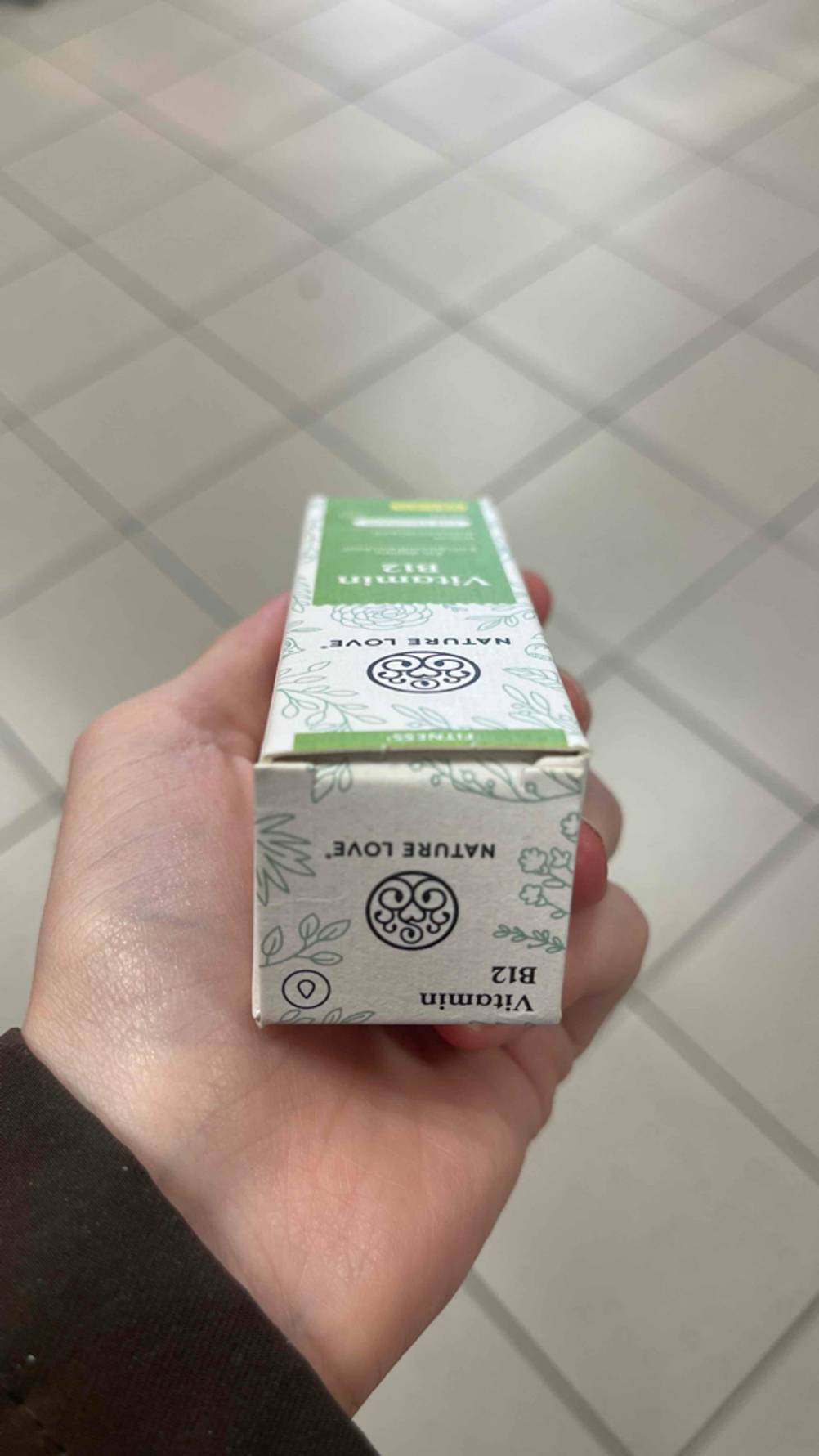 Vitamin-B12-Tropfen im Test: Nahaufnahme der Oberseite der Verpackung.