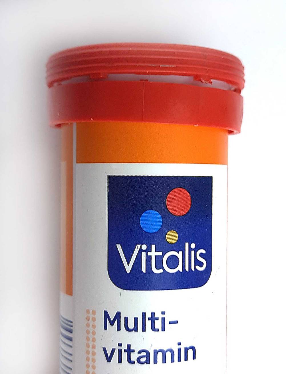 Vitamin-Brausetabletten-Test: Nahaufnahme des Logos und der Verschlusskappe auf der Verpackung.