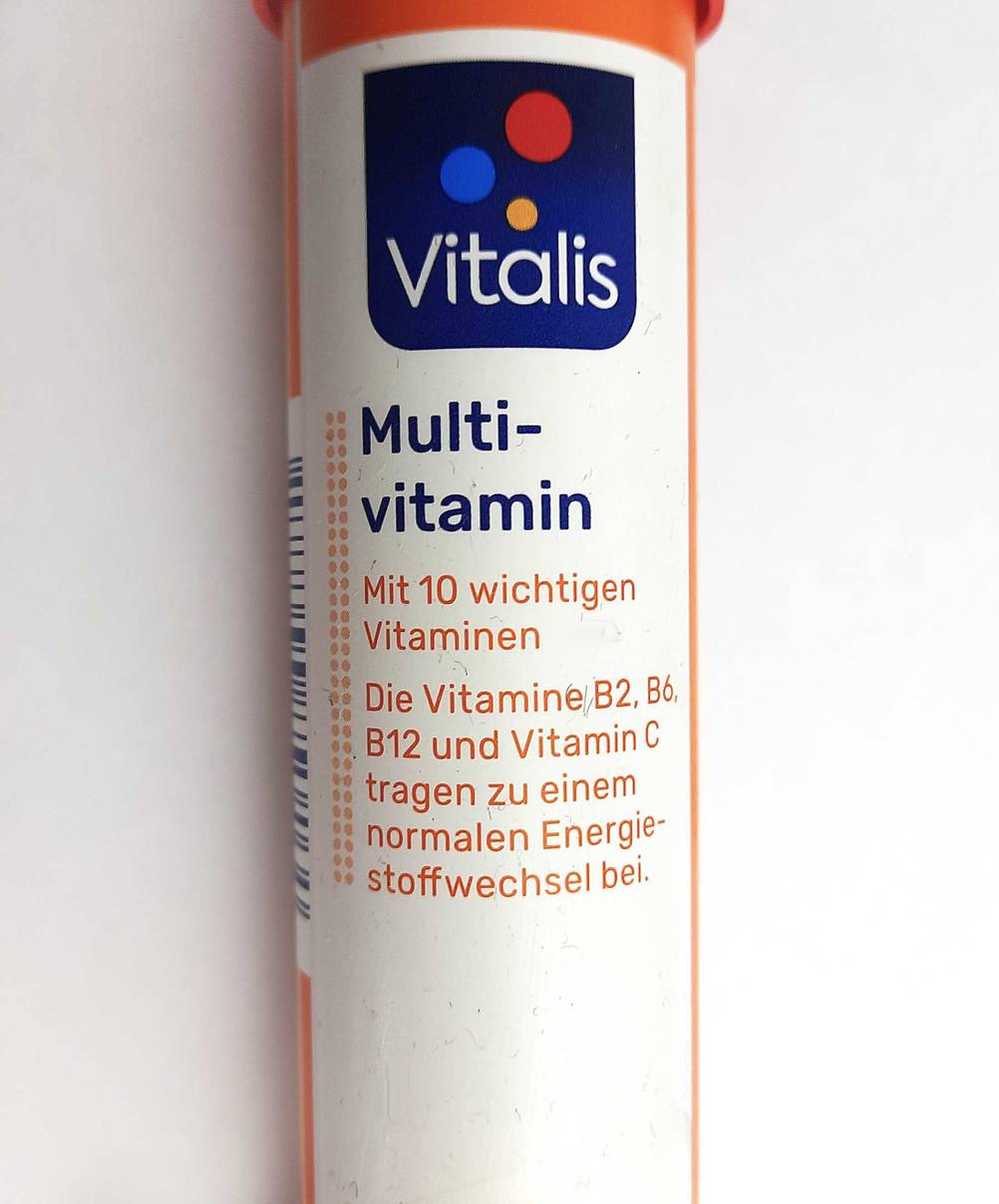 Vitamin-Brausetabletten getestet: Nahaufnahme der Informationen auf der Verpackung.
