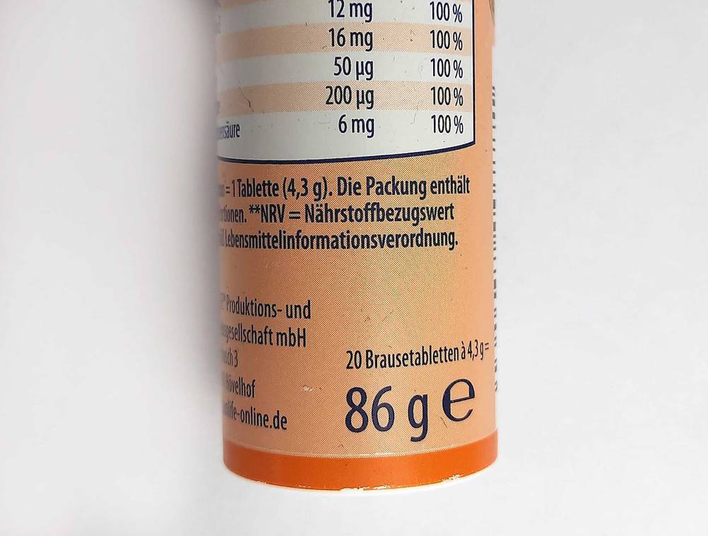 Vitamin-Brausetabletten im Test: Nahaufnahme der Inhaltsangaben auf der Dose.