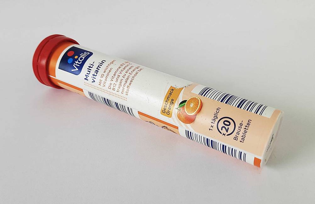 Auf einer hellen Fläche liegt eine Dose der Vitamin-Brausetabletten im Test.