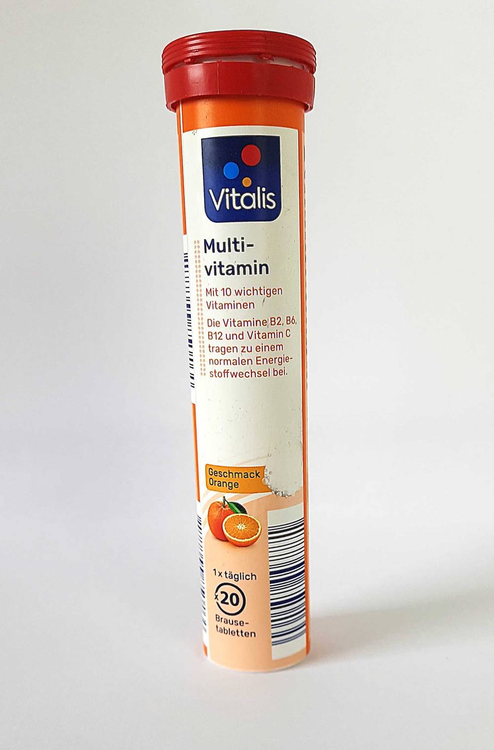 Eine Dose der getesteten Vitamin-Brausetabletten auf einer hellen Fläche stehend.