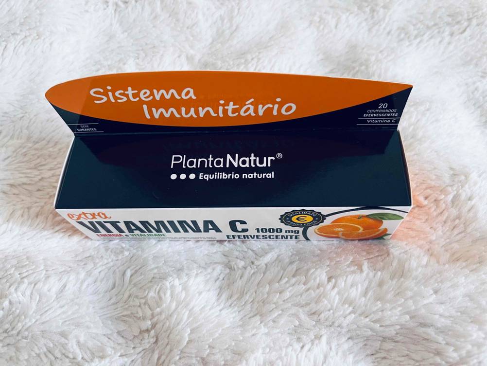 Vitamin C getestet: Eine Packung von oben auf einer hellen Stofffläche.