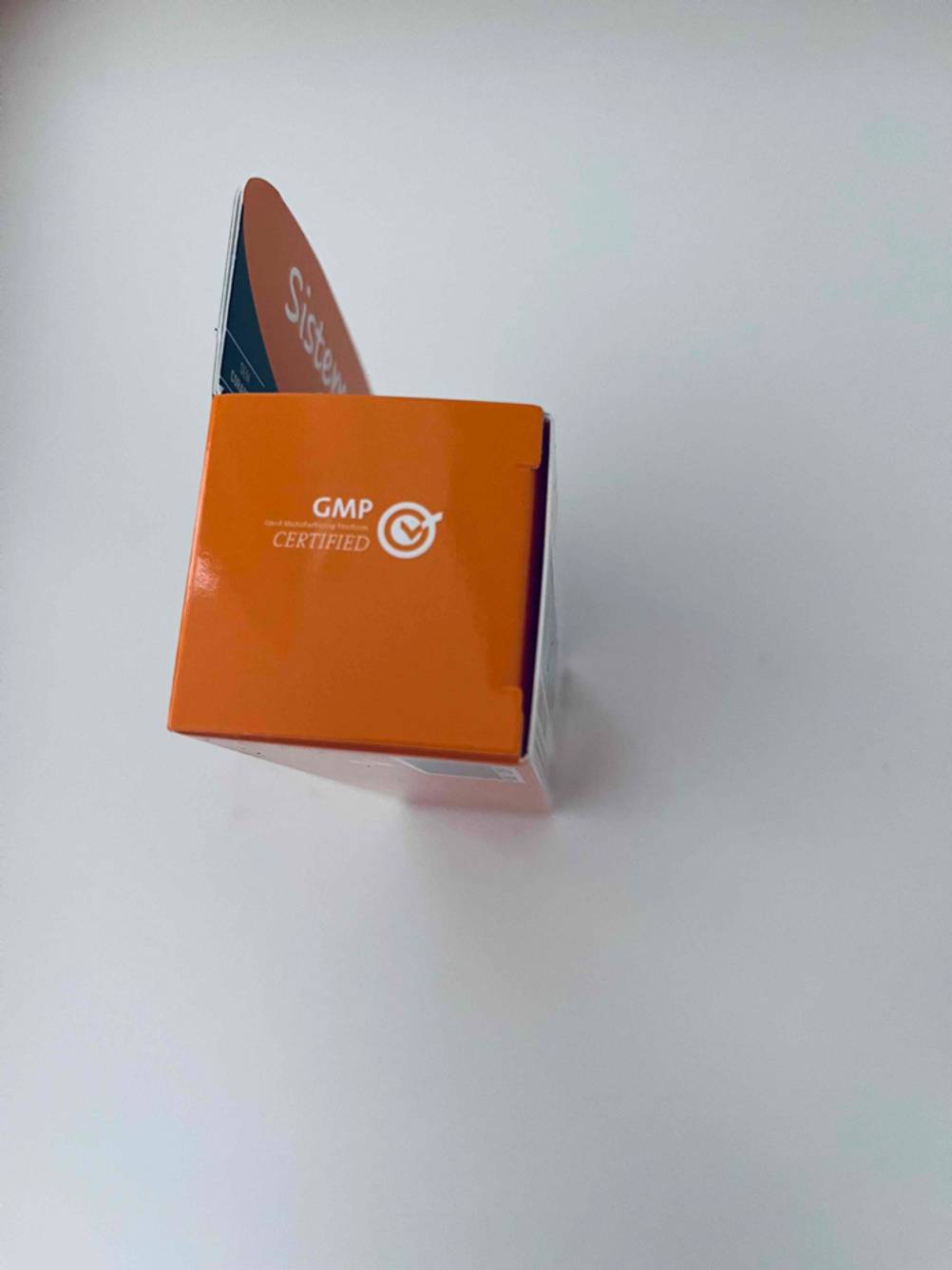 Nahaufnahme der Seite einer Packung Vitamin C mit Aufdruck auf einer hellen Oberfläche.