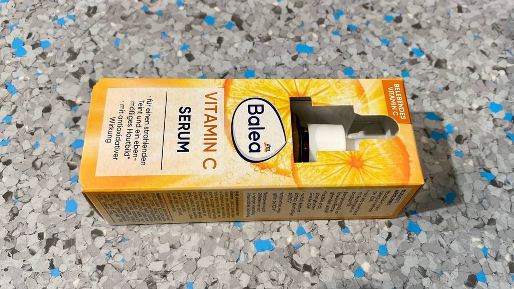 Vitamin-C-Serum im Test: Verpacktes Serum liegt auf dem Boden. 