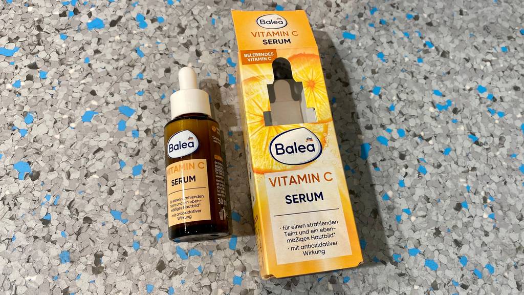 Getestetes Vitamin-C-Serum neben der Verpackung.